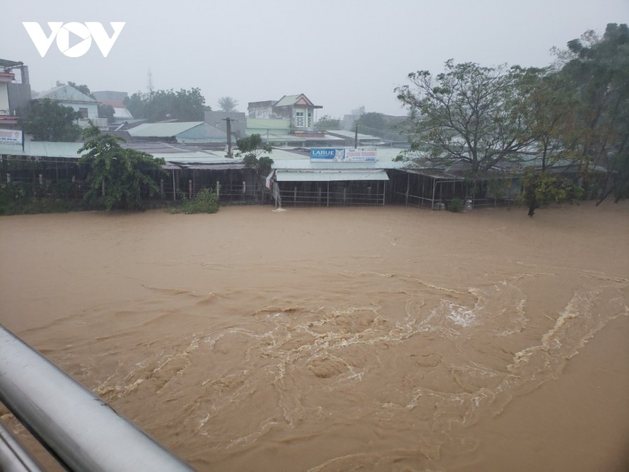 Nước lên nhanh gây ngập nhiều nhà dân ở huyện Đại Lộc tỉnh Quảng Nam.