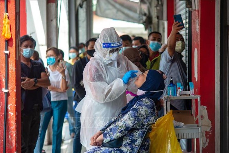 Nhân viên y tế lấy mẫu xét nghiệm COVID-19 cho người dân tại Selangor, Malaysia ngày 23/10/2020.