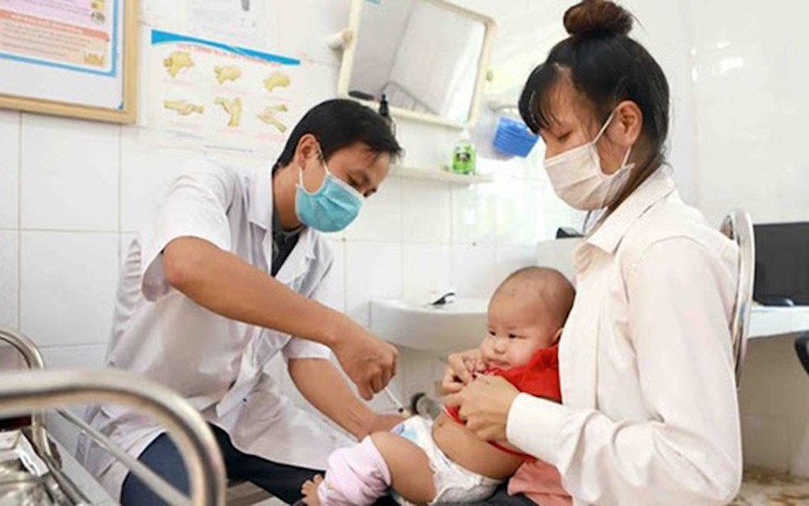 Tiêm vaccine cho bé trong tiêm chủng mở rộng
