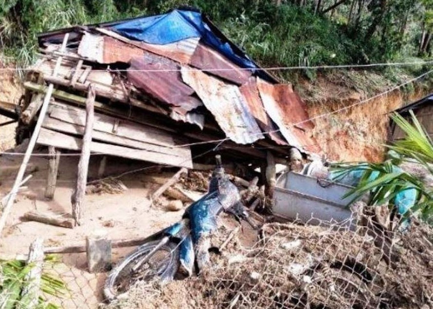 Quảng Ngãi: Lũ quét kèm sạt lở núi, suýt cuốn trôi cả ngôi làng