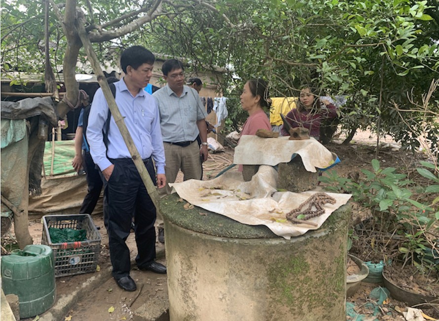 Tổ công tác của Bộ Y tế xuống thị sát công tác khử trùng, khử khuẩn giếng nước sau lũ rút tại một hộ dân ở xã Triệu Thượng, Triệu Phong, Quảng Trị 