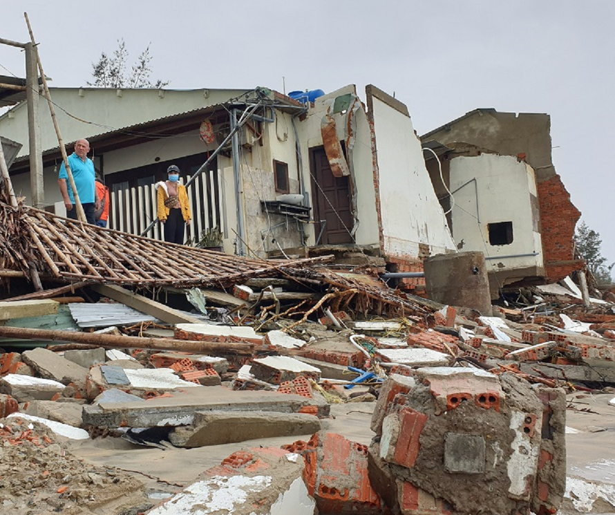 Bão Vamco đánh sập, tốc mái hơn 1.500 ngôi nhà
