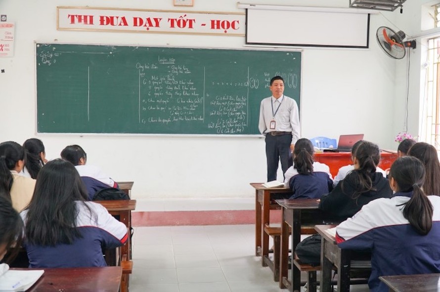 Thầy Nguyễn Văn Đông – Giáo viên Trường THPT Nguyễn Xuân Ôn (huyện Diễn Châu, Nghệ An)