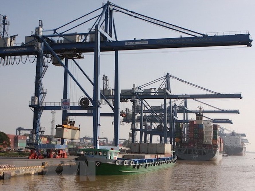 Hoạt động bốc dỡ container hàng hóa tại cảng Cát Lái. (Ảnh: Hà Thái/TTXVN)