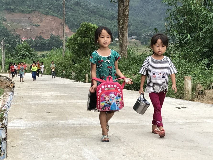 Trẻ học tại Trường MN Hồng Ca (Trấn Yên - Yên Bái) trên đường đến trường. 
