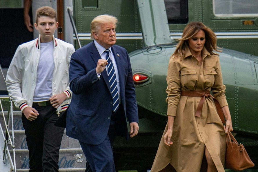 Tổng thống Donald Trump trở lại Nhà Trắng cùng Đệ nhất Phu nhân Melania Trump và con trai Barron sau ngày nghỉ cuối tuần tại Bedminster. Ảnh: AFP 
