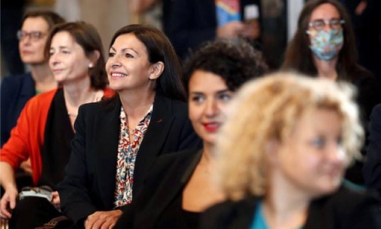 Bà Anne Hidalgo (ở giữa bên trái) cùng các đồng nghiệp nữ tại một cuộc họp hội đồng thành phố Paris hồi tháng 7. 