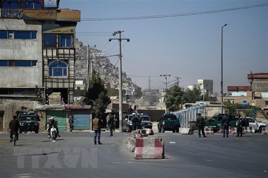 ảnh sát phong tỏa hiện trường một vụ không kích của quân đội Afghanistan trong một cuộc giao tranh với phiến quân tại Kabul, Afghanistan. (Ảnh: AFP/TTXVN)