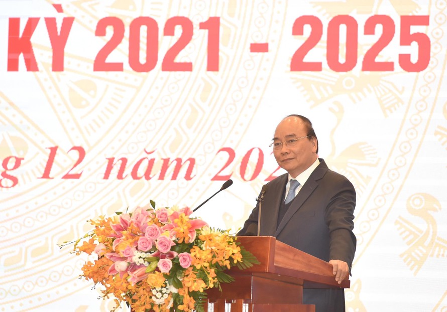 Thủ tướng Nguyễn Xuân Phúc phát biểu chỉ đạo tại Hội nghị trực tuyến triển khai công tác tư pháp năm 2021, định hướng nhiệm kỳ 2021-2025 của Bộ Tư pháp vào sáng nay, 23/12. 