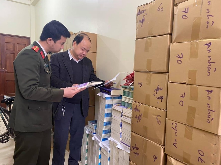 Lực lượng chức năng kiểm tra tang vật tại cơ sở in sách lậu ở Hà Đông, Hà Nội
