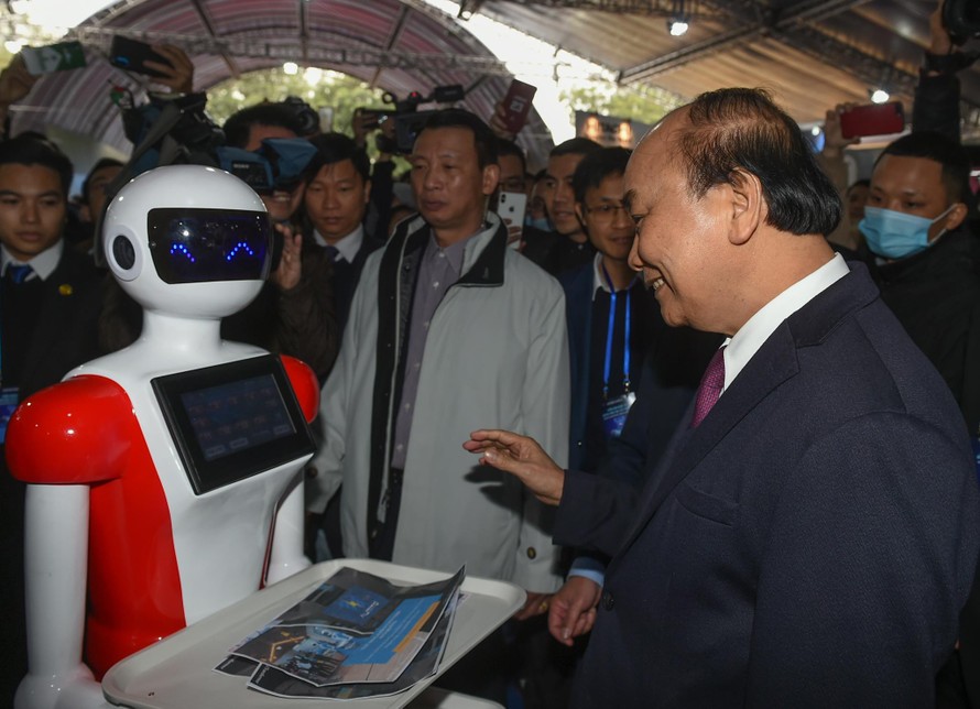 Thủ tướng Nguyễn Xuân Phúc thăm các gian hàng tại Triển lãm quốc tế đổi mới sáng tạo Việt Nam 2021. 