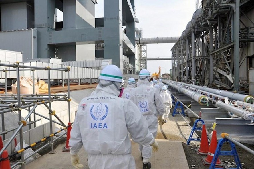 Các thanh sát viên của IAEA giám sát một nhà máy hạt nhân tại Iran.