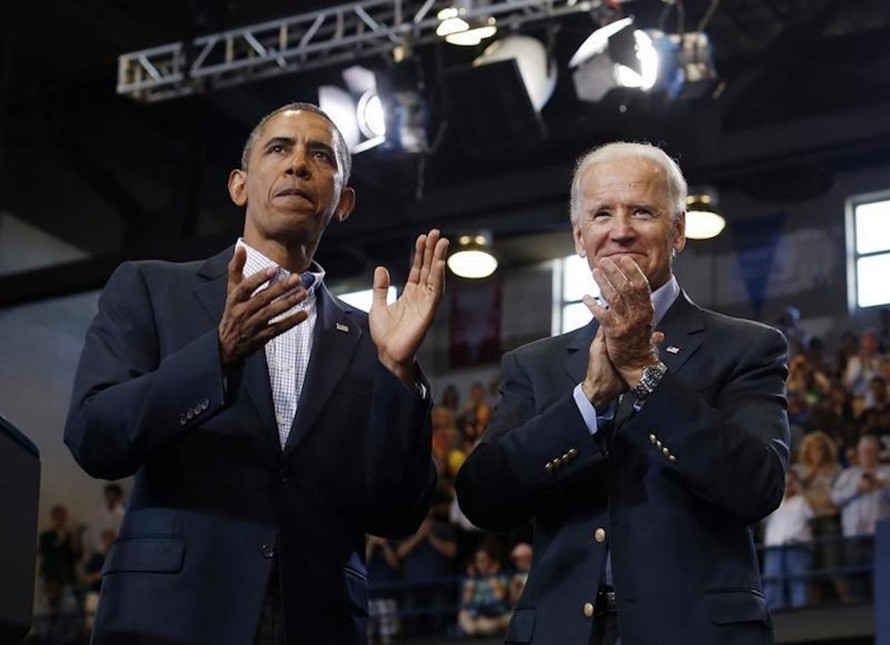 Tổng thống Biden (phải) và cựu Tổng thống Obama. 