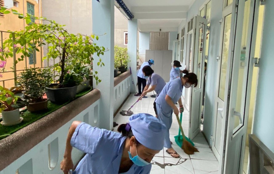Cán bộ, giáo viên và nhân viên Trường Tiểu học Nguyễn Tri Phương (quận Ba Đình) vệ sinh trường lớp, sẵn sàng đón học sinh. 