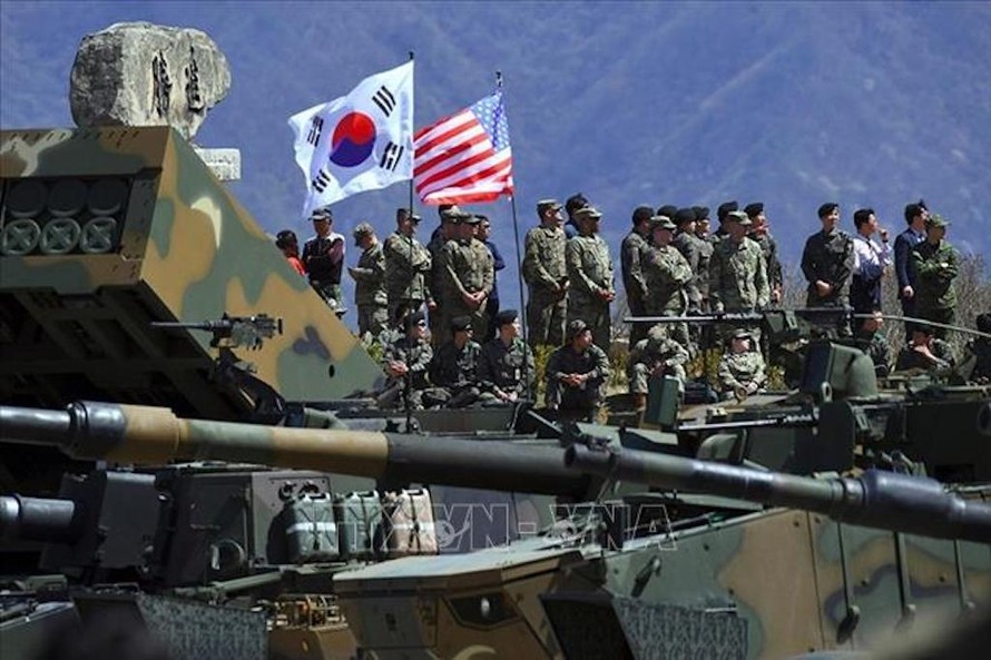Binh sĩ Mỹ và Hàn Quốc tham gia cuộc tập trận bắn đạn thật chung tại thao trường Seungjin ở Pocheon, cách Seoul 65 km về phía đông bắc. Ảnh tư liệu: AFP/TTXVN