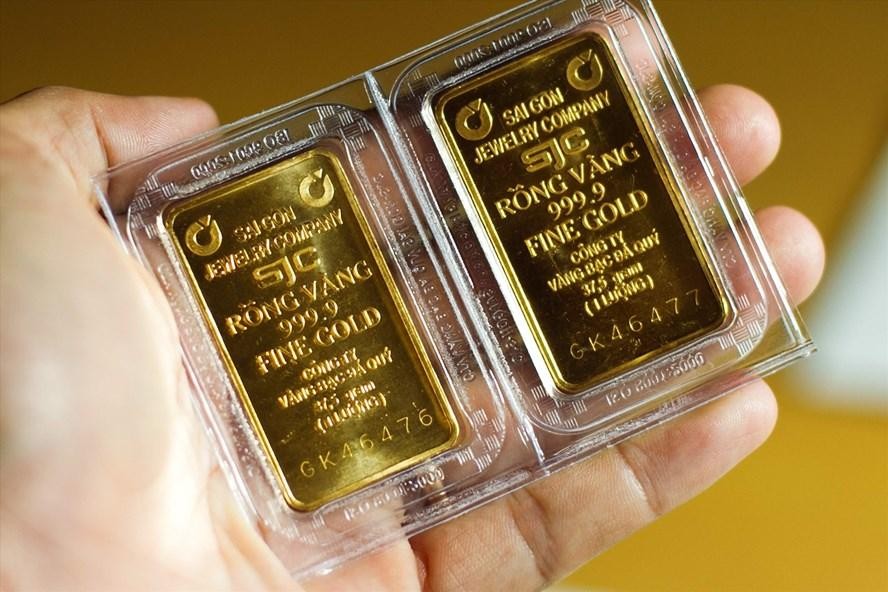 Giá vàng thế giới bật tăng nhưng vẫn thấp hơn giá vàng trong nước gần 8 triệu đồng/lượng.
