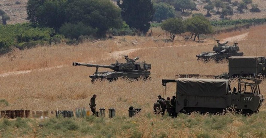 Xe bọc thép và pháo tự hành 155mm được triển khai ở phía bắc Israel trên biên giới với Lebanon tháng 7/2020. (Nguồn: AFP)