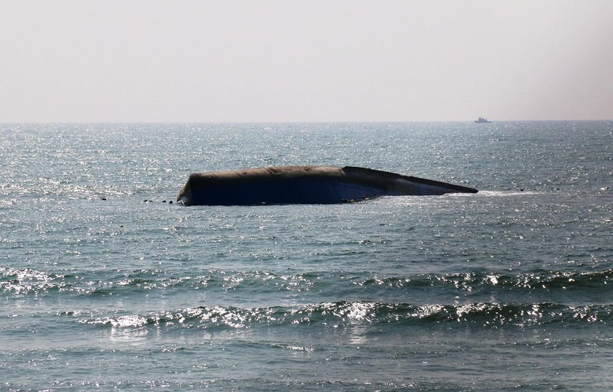 Vụ chìm tàu chở tro xỉ ở mũi Né: Cần hết sức cẩn trọng để tránh nguy hại