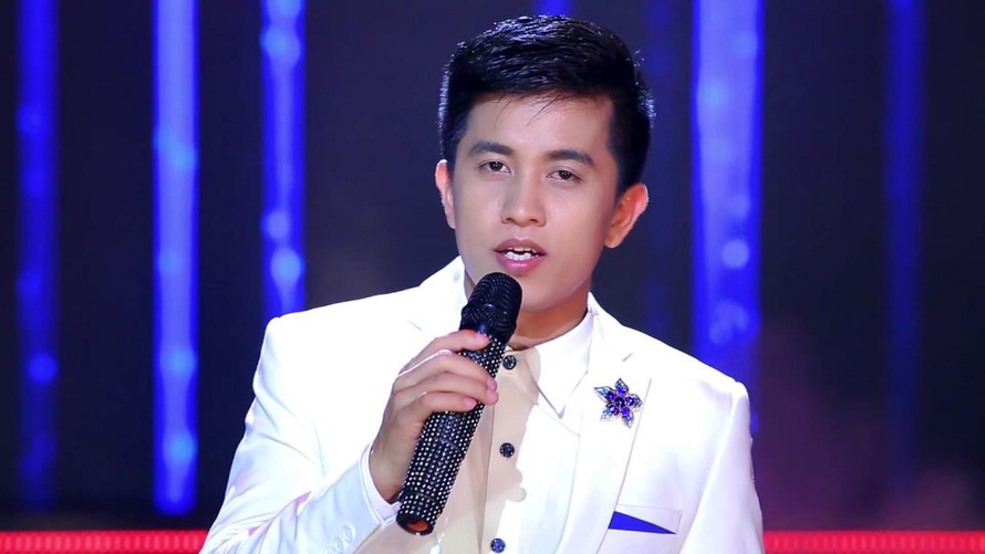 Mai Trần Lâm là ca sĩ người dân tộc Tày, anh được biết đến là một giọng hát bolero tiềm năng khi tham gia nhiều cuộc thi âm nhạc. 