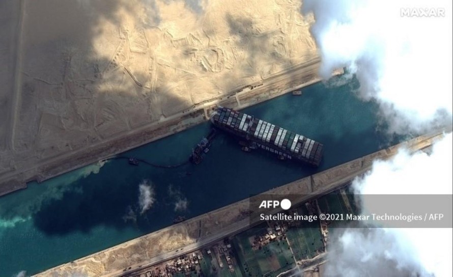 Tàu Ever Given mắc cạn ở kênh đào Suez gây tắc nghẽn tuyến giao thông huyết mạch của thế giới. 