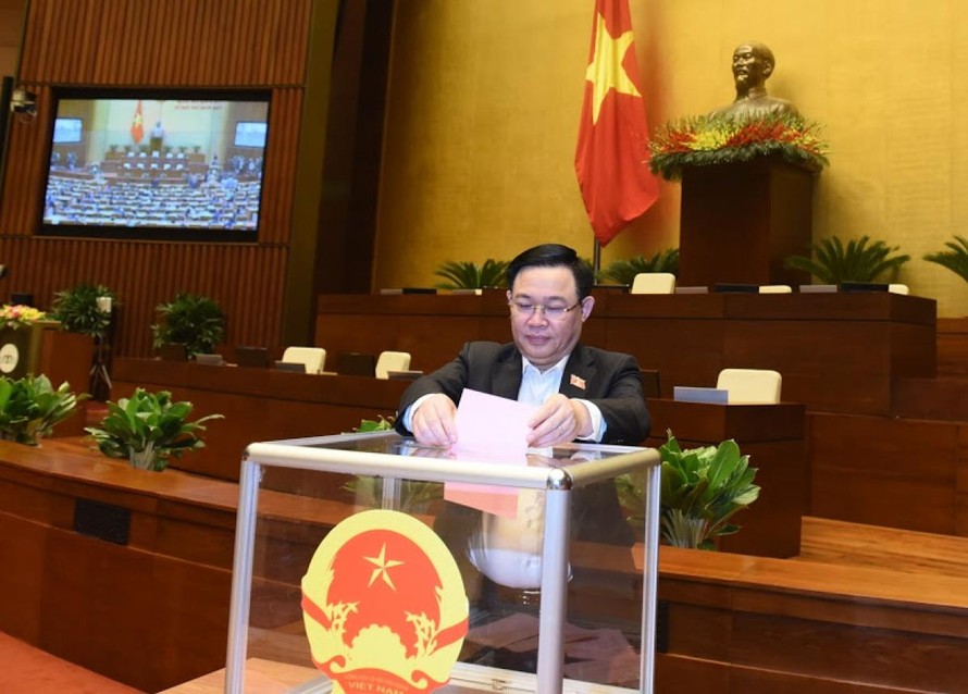 Bí thư Thành uỷ Hà Nội Vương Đình Huệ bỏ phiếu tại Kỳ họp 11, Quốc hội khoá XIV.