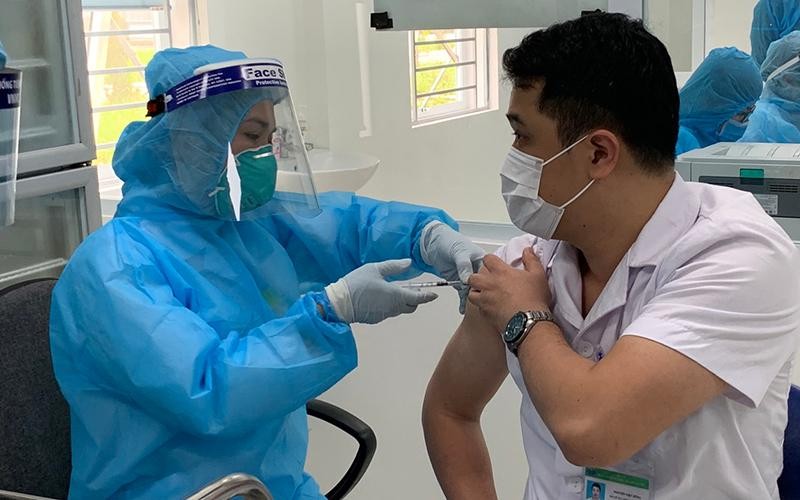 Vaccine AstraZeneca liên quan trình trạng đông máu, Việt Nam vẫn tiếp tục tiêm
