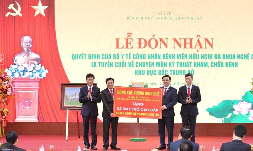Đồng chí Vương Đình Huệ - Ủy viên Bộ Chính trị, Chủ tịch Quốc hội trao tặng Bệnh viện Hữu nghị Đa khoa Nghệ An 2 máy thở cao cấp