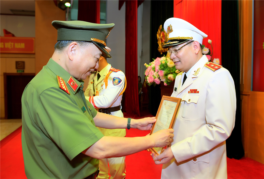  Thừa ủy quyền của Chủ tịch nước, Bộ trưởng Tô Lâm trao Quyết định thăng cấp bậc hàm Trung tướng đối với đồng chí Tô Ân Xô