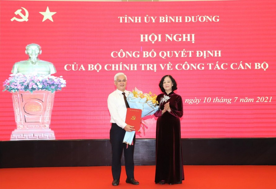 Đồng chí Trương Thị Mai trao quyết định và chúc mừng đồng chí Nguyễn Văn Lợi.