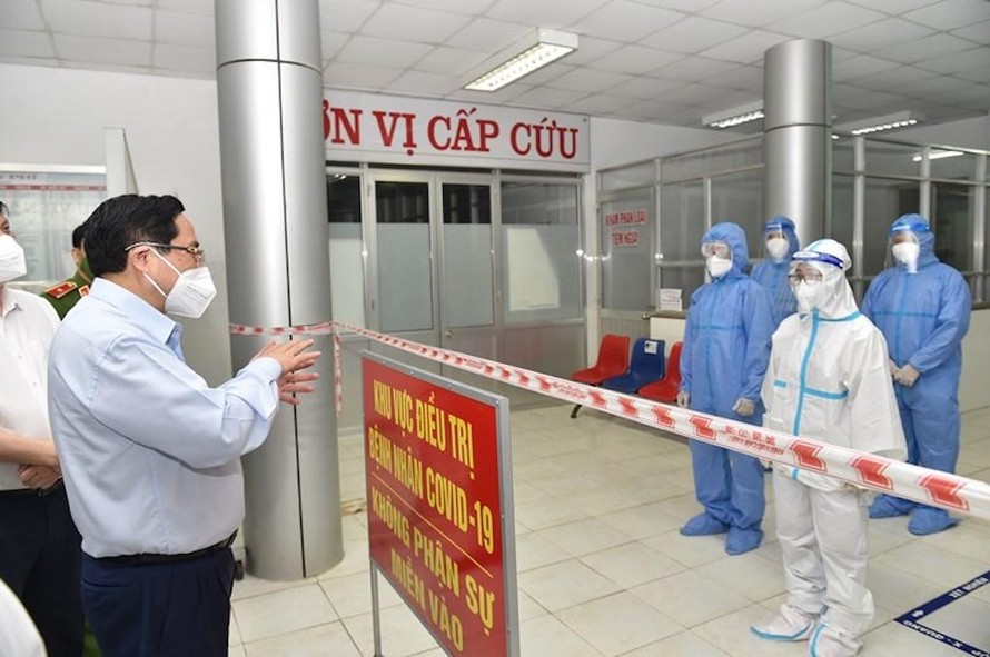 Thủ tướng thăm Bệnh viện Đa khoa huyện Tân Trụ, nơi được chuyển đổi thành Bệnh viện Dã chiến số 2 tại Long An, ngày 10/7. 