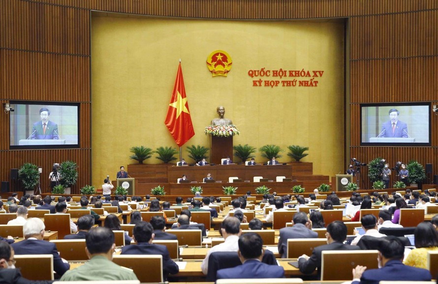  Phó Thủ tướng Chính phủ nhiệm kỳ 2016-2021 Phạm Bình Minh trình bày Báo cáo trước Quốc hội. 
