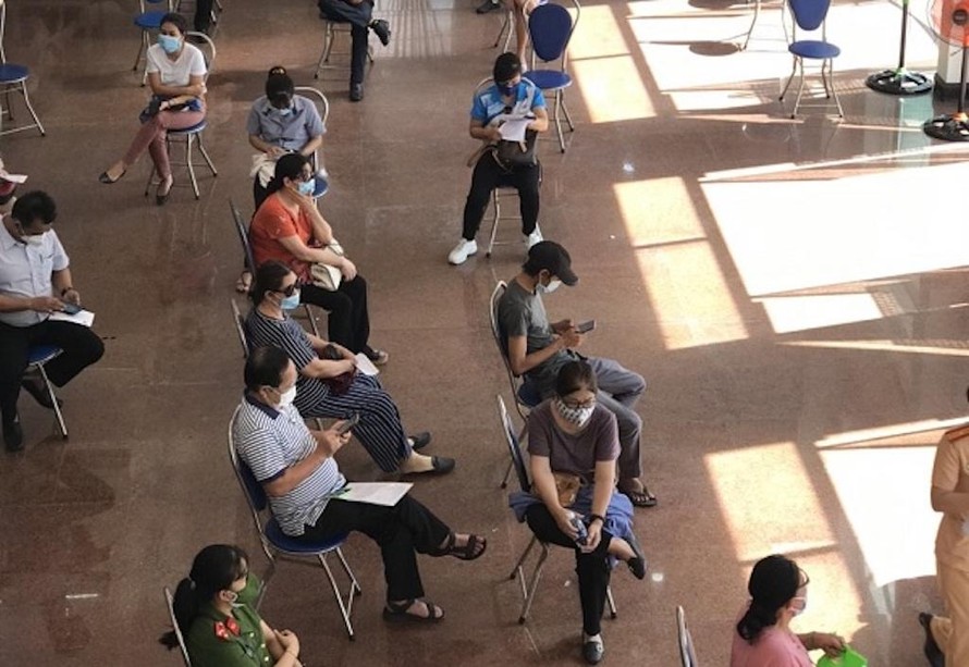 Người dân chờ tiêm vaccin tại điểm tiêm Kho bạc Nhà nước cũ (26 Hoàng Hoa Thám, phường Lộc Thọ, TP. Nha Trang).