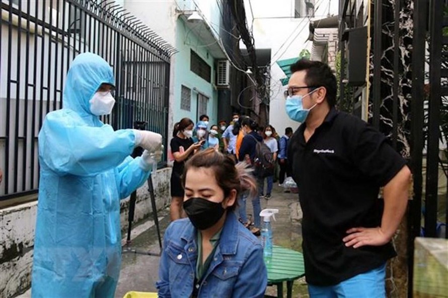 Sở Y tế Thành phố Hồ Chí Minh tổ chức hướng dẫn cho người dân tự lấy mẫu xét nghiệm COVID-19 bằng test nhanh kháng nguyên virus SARS-CoV-2 tại hẻm 466 đường Lê Văn Sỹ, phường 14, Quận 3. 
