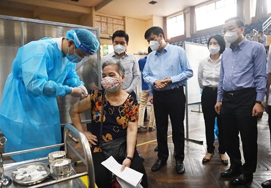Bộ trưởng Bộ Y tế Nguyễn Thanh Long và Chủ tịch UBND TP Hà Nội Chu Ngọc Anh kiểm tra việc tiêm vaccine phòng COVID-19 cho người dân trên địa bàn thành phố.