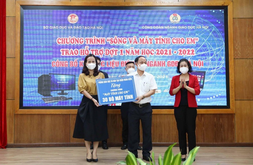 Đồng chí Vương Hương Giang - Quận ủy viên, Trưởng phòng Giáo dục và Đào tạo quận Hoàn Kiếm thay mặt ngành tặng 30 bộ máy tính cho học sinh có hoàn cảnh khó khăn trên địa bàn thành phố Hà Nội