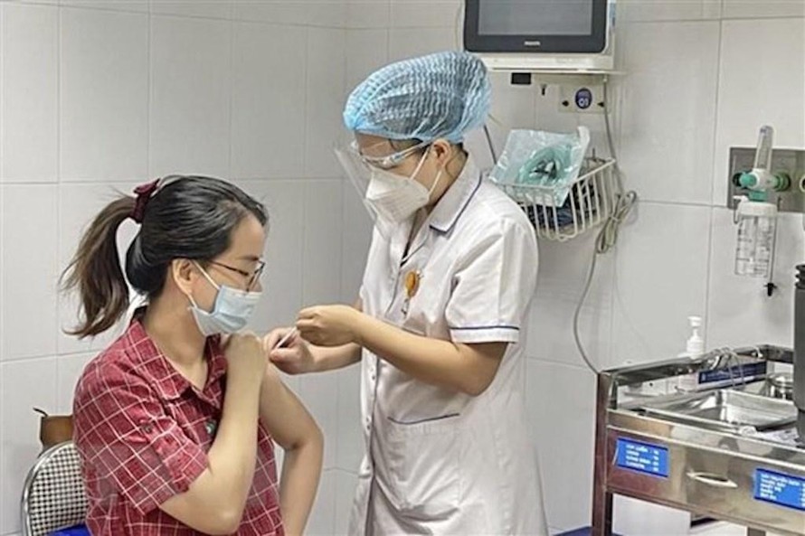 Nhân viên y tế tiêm vaccine phòng COVID-19 cho thai phụ. (Ảnh minh hoạ)