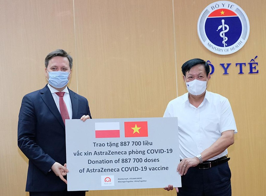Tiếp nhận gần 2 triệu liều vaccine AstraZeneca do Ba Lan và Hàn Quốc tài trợ