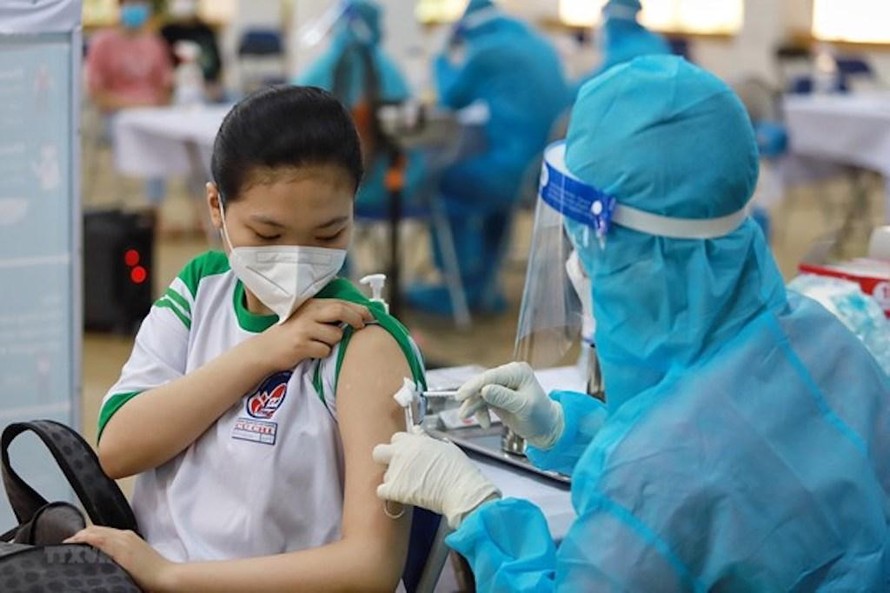 Dự kiến, Hà Nội sẽ bắt đầu tổ chức tiêm vaccine phòng COVID-19 cho học sinh THPT từ ngày 23/11 và hoàn thành vào ngày 28/11 tới. (Ảnh minh hoạ)