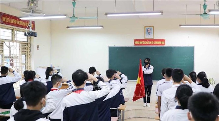 Học sinh lớp 9 trường THCS Mai Đình (huyện Sóc Sơn, Hà Nội) chào cờ, hát Quốc ca tại lớp trong sáng thứ hai đầu tuần 22/11/2021. 