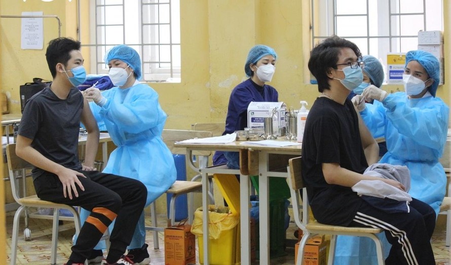 Sở Y tế Hà Nội đã phân bổ số vaccine trên cho 30 quận, huyện để thực hiện tiêm mũi 1 cho trẻ từ 15-17 tuổi đang học tập, sinh sống trên địa bàn Hà Nội theo lộ trình hạ dần độ tuổi, bảo đảm khoảng cách giữa 2 mũi ít nhất là 3 tuần. Thời gian hoàn thành đợt tiêm chủng này trước ngày 25/11.