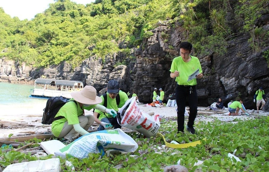 Bảo vệ môi trường để phát triển du lịch bền vững Vịnh Hạ Long 