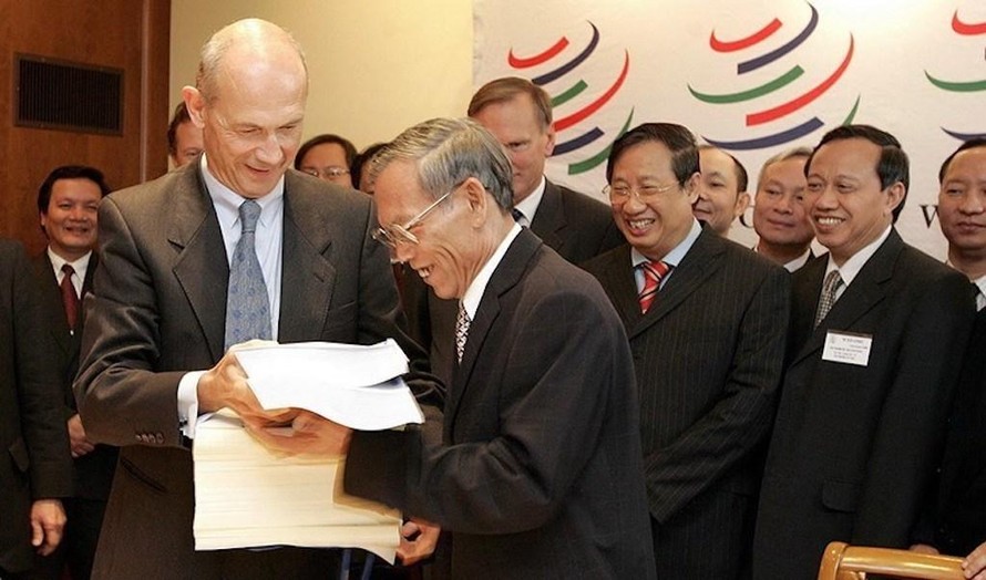 Ngày 7/11/2006, Bộ trưởng Bộ Thương mại Trương Đình Tuyển và Tổng Giám đốc WTO Pascal Lamy ký Nghị định thư về việc Việt Nam gia nhập WTO