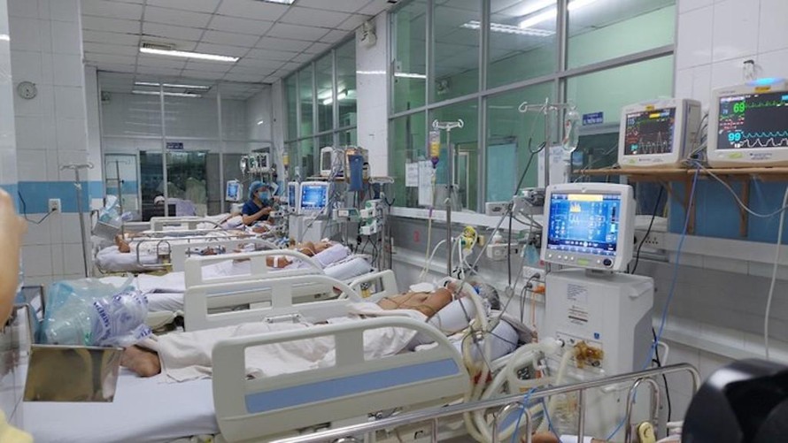 Bệnh nhân sốt xuất huyết đang điều trị tại Khoa Hồi sức tích cực chống độc người lớn - Bệnh viện Bệnh Nhiệt đới TP HCM. (Ảnh minh hoạ)