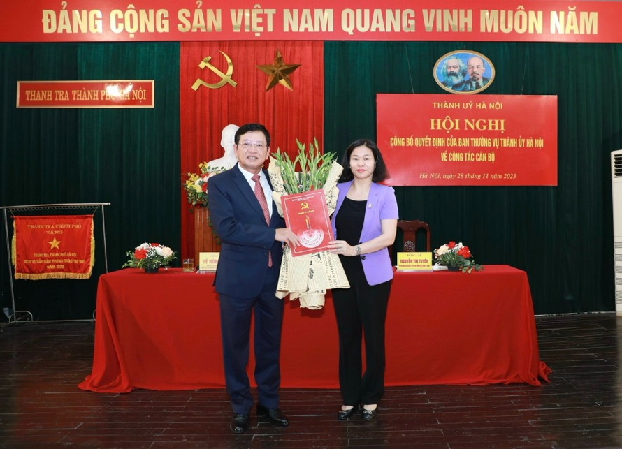Phó Bí thư Thường trực Thành ủy Hà Nội Nguyễn Thị Tuyến trao quyết định, tặng hoa chúc mừng đồng chí Trần Đức Hoạt.