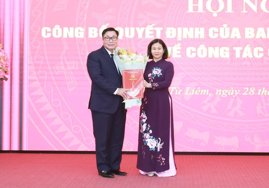 Phó Bí thư Thường trực Thành ủy Hà Nội Nguyễn Thị Tuyến trao quyết định cho đồng chí Nguyễn Quang Hiếu.
