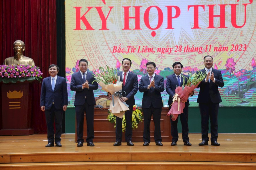 Lãnh đạo thành phố Hà Nội và quận Bắc Từ Liêm tặng hoa chúc mừng các đồng chí được bầu giữ chức vụ mới.