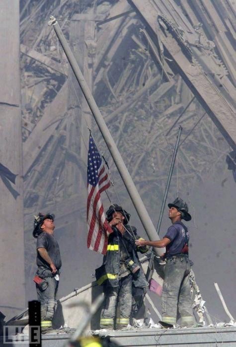 Bức ảnh 3 người lính cứu hỏa treo cờ Mỹ trên đống đổ nát ngày 11/9/2001. Ảnh:LIFE