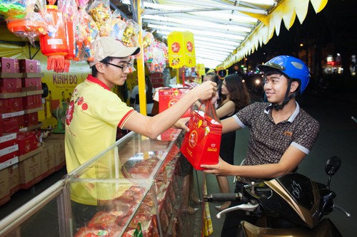 Chọn mua bánh tại quầy bánh Trung thu Kinh Đô ở công viên Lê Thị Riêng,TP HCM.