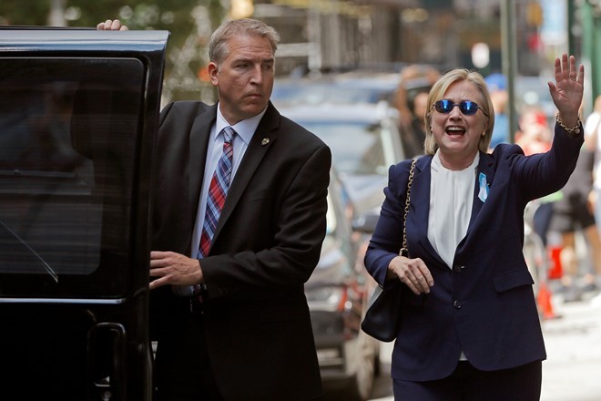 Bà Hillary Clinton vẫy tay chào người dân sau khi ngất xỉu và nghỉ ngơi tại nhà riêng của con gái ở New York hôm 11/9. Ảnh: Reuters.
