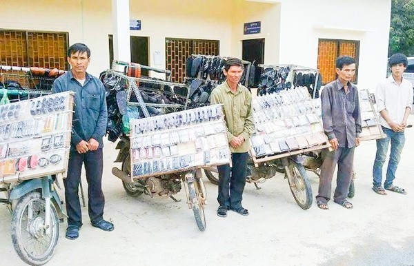 4 người đàn ông Việt bán hàng rong bị cảnh sát Campuchia bắt giữ và trục xuất về nước. Ảnh: Khmer Times.
